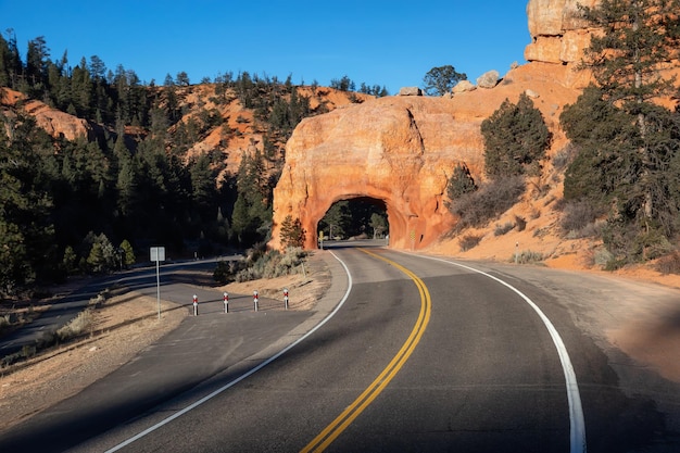 Estrada cênica nos Canyons durante um dia ensolarado de verão