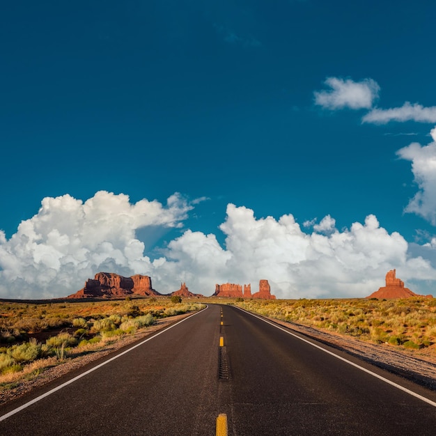 Estrada cênica vazia em Monument Valley