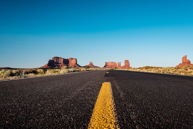 Estrada cênica vazia em Monument Valley