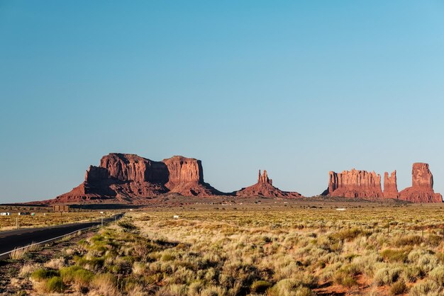 Estrada cênica vazia em Monument Valley