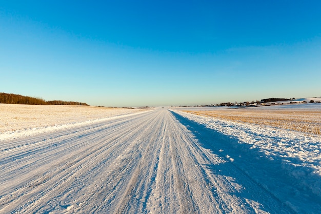 Estrada coberta de neve após a última nevasca