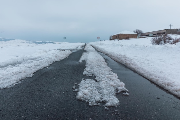 Estrada coberta de neve e gelo
