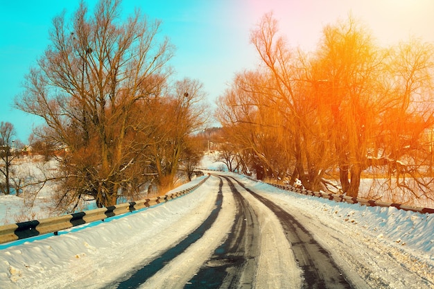 Estrada com neve no inverno no campo
