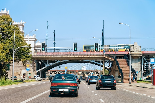 Estrada com tráfego de carros no centro de Varsóvia, na Polônia