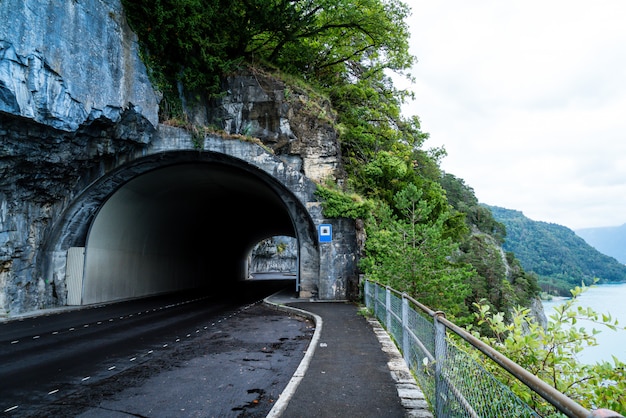 estrada com túnel