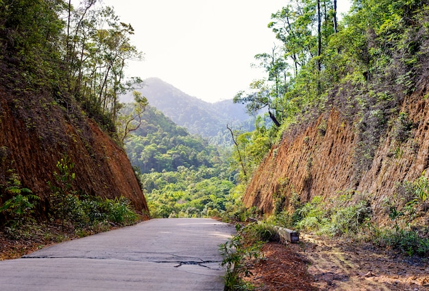 Estrada concreta velha que passa através do desfiladeiro, a rota rural de Ásia.