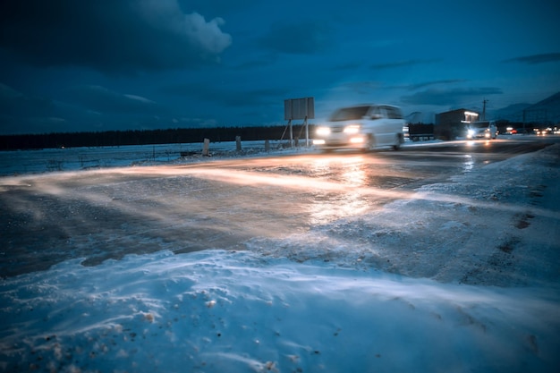 Estrada congelada com carros à noite