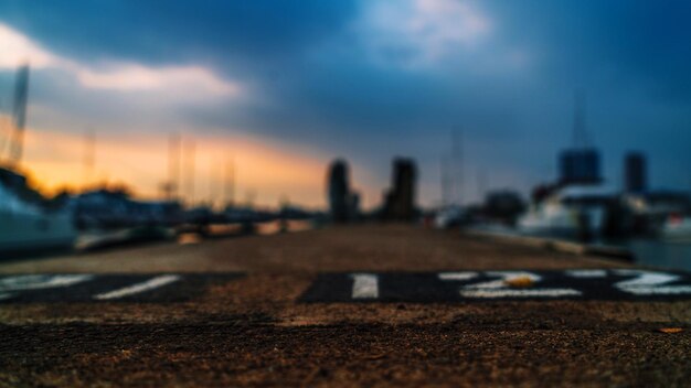 Foto estrada contra o céu durante o pôr do sol