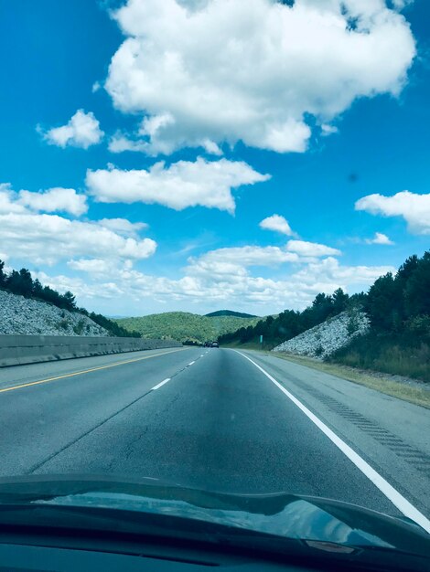 Foto estrada contra o céu visto através do pára-brisas do carro