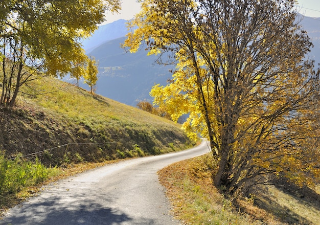 Estrada, cruzando montanha