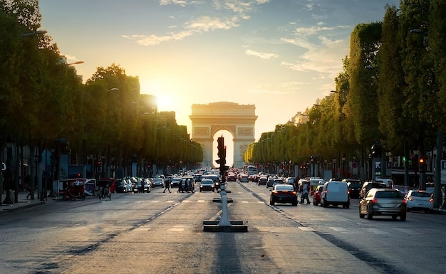 Estrada da Champs Elysee levando ao Arco do Triunfo em Paris, França