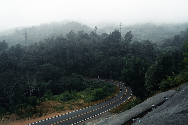 Estrada da montanha em dia chuvoso e nevoento, Estrada para Pai