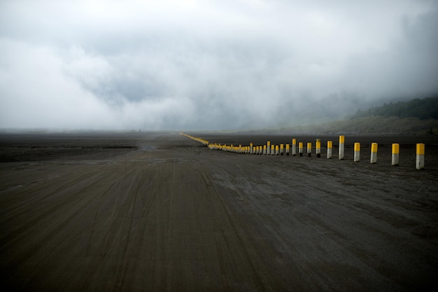 Estrada de areia na caldeira Parque Nacional Bromo Tengger Semeru