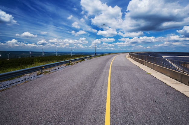 estrada de asfalto com céu azul