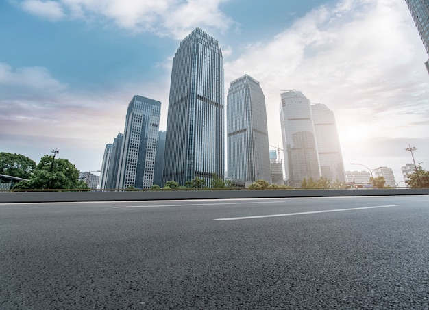 Estrada de asfalto de estrada de ar e edifício de escritórios do edifício comercial na cidade moderna