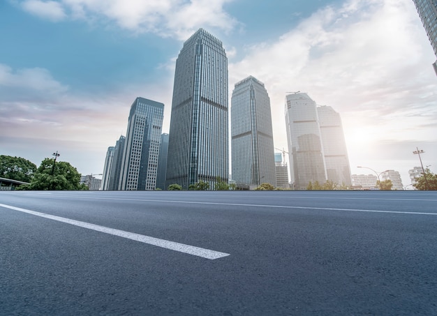 Estrada de asfalto de estrada de ar e edifício de escritórios do edifício comercial na cidade moderna