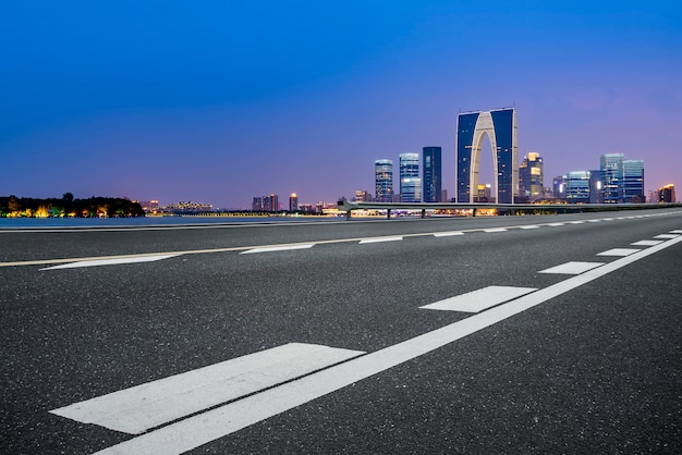 Estrada de asfalto de rodovia de ar e edifício comercial de edifícios urbanos modernos em Suzhou