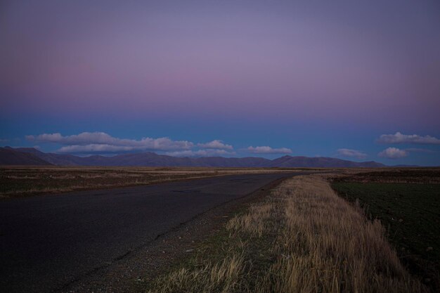 Estrada de asfalto e céu após o pôr do sol