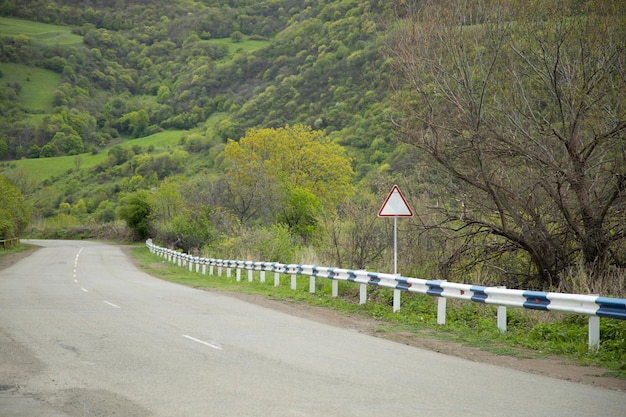 Estrada de asfalto e sinal