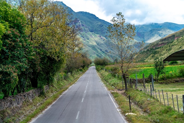 Estrada de asfalto nas montanhas dos Andes na natureza da América do Sul