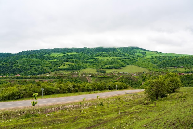 Estrada de asfalto nas montanhas verdes