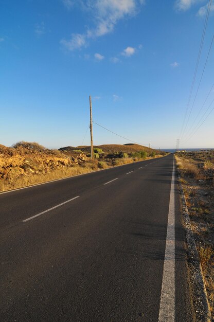 Estrada de asfalto no deserto em um pôr do sol colorido