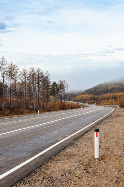 Estrada de asfalto Paisagem com bela estrada de montanha com um asfalto perfeito Pedras altas céu incrível ao pôr do sol no verão Fundo de viagem Rodovia nas montanhas