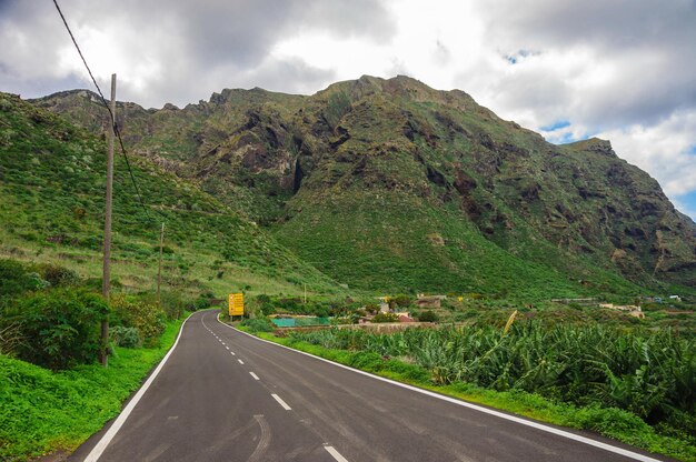Estrada de asfalto perto das montanhas nas Ilhas Canárias de Tenerife
