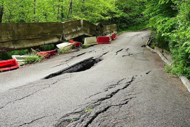 Estrada de asfalto rachada e quebrada por terremoto