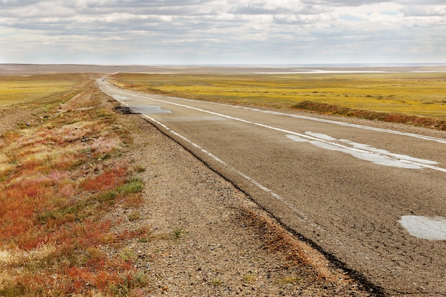 Estrada de asfalto Sainshand Zamiin-Uud na Mongólia