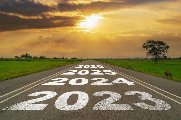 Ano Novo 2023 Ou Comece O Jogo Concept.word 2023 Palavras E Estratégia  Escritas Na Estrada Do Asfalto No Conceito Do Pôr-do-sol De Objetivos E  Desafios Ou Na Oportunidade De Negócio Do Sucesso