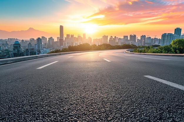 Estrada de asfalto vazia e horizonte da cidade moderna com cenário de construção ao pôr do sol vista de alto ângulo