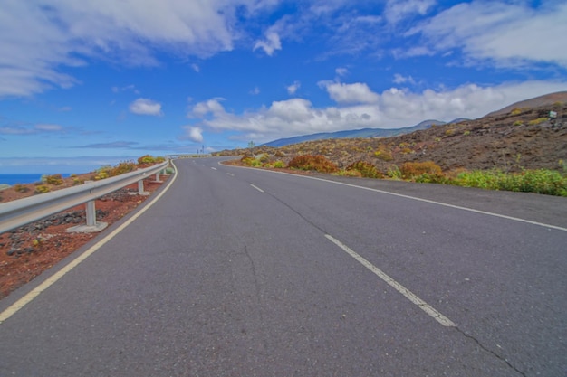 Estrada de asfalto vazia longa do deserto em El Hierro Ilhas Canárias Espanha