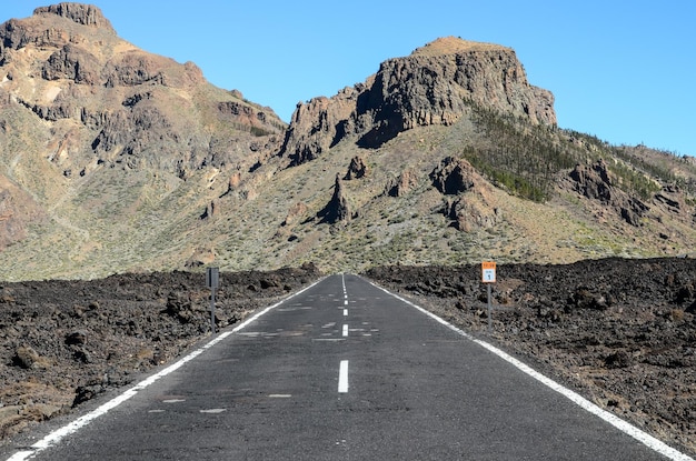 Estrada de asfalto vazia longa do deserto nas ilhas canárias, espanha