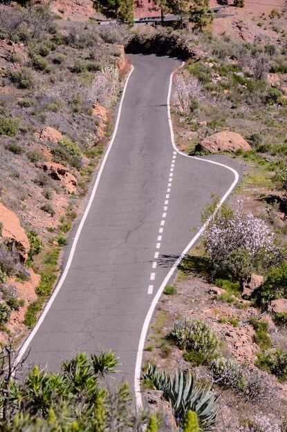 Estrada de asfalto vazia longa do deserto nas Ilhas Canárias, Espanha