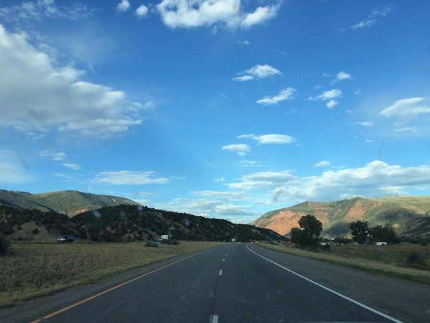 Estrada de campo contra céu nublado