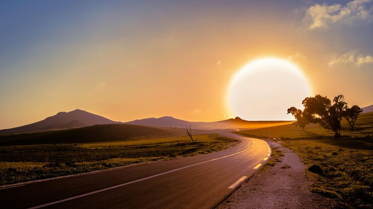 Foto estrada de campo contra o céu durante o pôr do sol