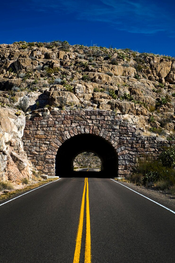 Foto estrada de campo vazia contra túnel