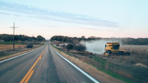 Estrada de campo vazia por fazenda contra o céu