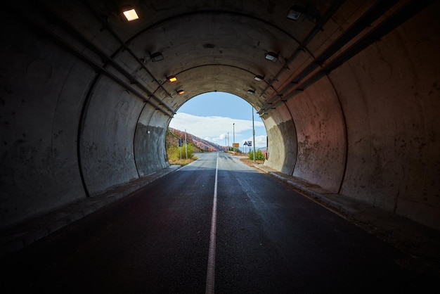 Estrada de carro vazia no túnel iluminado