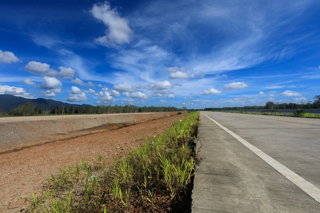 estrada de concreto e o chão paralelo um ao outro com um lindo céu acima.