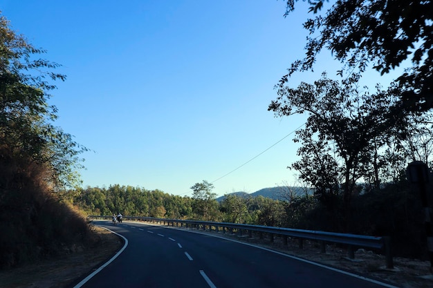 Foto estrada de conversão à esquerda na área de barkagaon