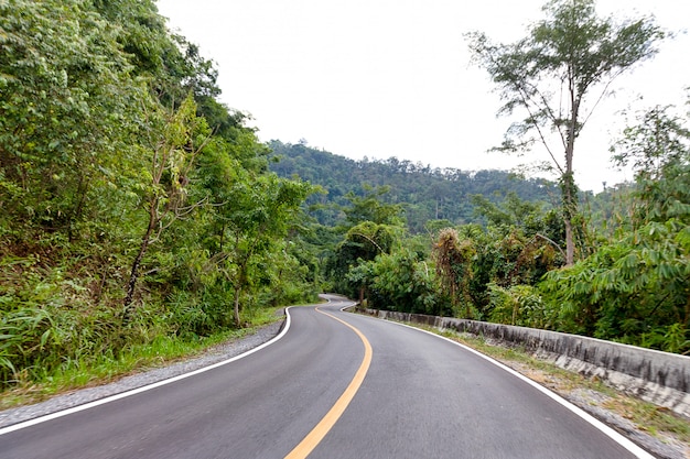 Estrada de curva sinuosa no asfalto atravessar montanhas e florestas