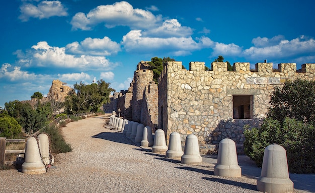 Estrada de entrada para a Fortaleza da Bateria de Castillitos, uma fortificação de apoio da artilharia costeira espanhola localizada no Cabo Tioso, no município de Cartagena, Região de Murcia