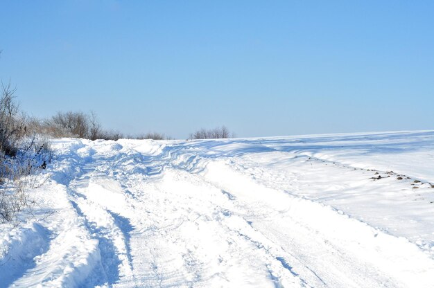 Estrada de inverno com neve no campo Neve profunda