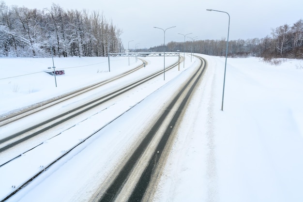 Estrada de inverno com neve