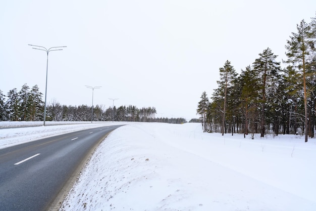Estrada de inverno com neve