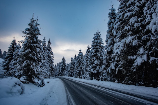 Estrada de inverno nas montanhas durante a tempestade