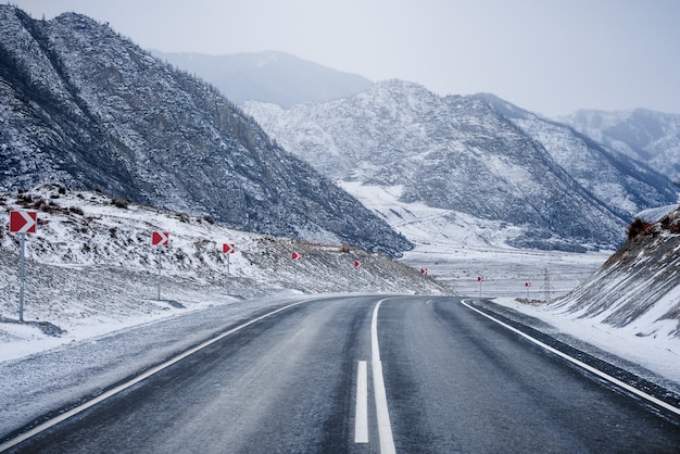 Estrada de inverno nas montanhas. Neve.