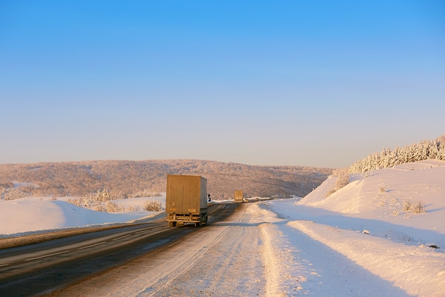 Estrada de inverno nas montanhas. o caminhão viaja ao longo da estrada